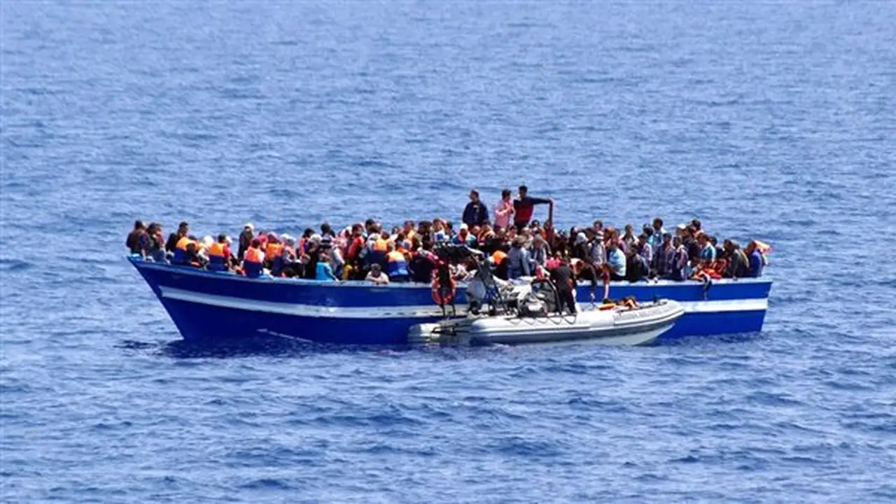 إنقاذ 15 مهاجرًا أفريقيًا بعد قذف قارب الموت على شواطئ مطروح ووفاة شخص آخر
