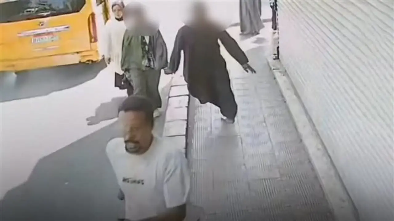 فيديو يوثق مطاردة لص سرق أموال سيدة أمام أحد البنوك في قنا
