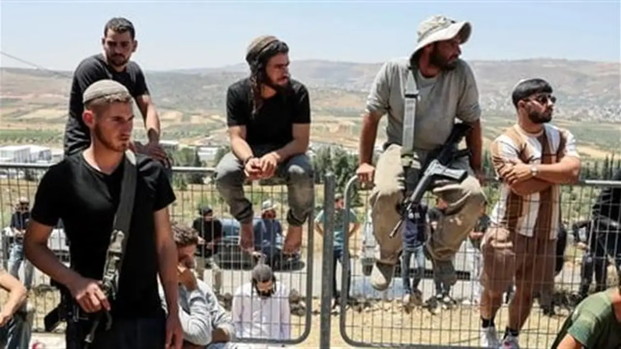 مستوطنون يعتدون على منازل الفلسطينيين في منطقة البويرة شرق الخليل