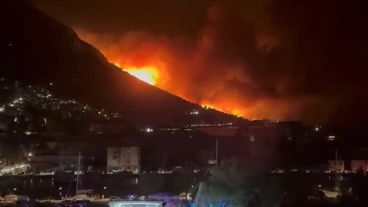 حريق ضخم في بلدة أوميش الساحلية بكرواتيا يُجبر آلاف السياح على الإخلاء (فيديو)