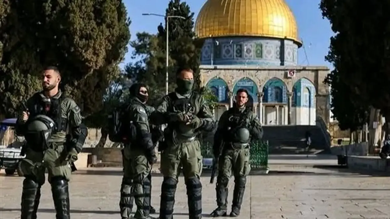 اعتقال 5 فلسطينيين بينهم طفل وسط هجمات مستوطنين بالرصاص الحي