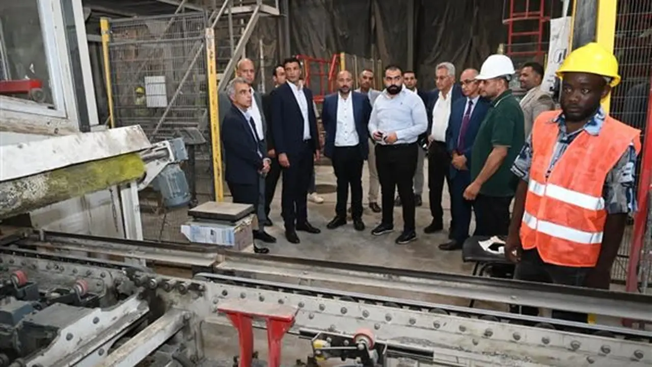 وزير الصناعة يتفقد مجمع “e2 العلمين الصناعي” ويزور مشروع “خزن”