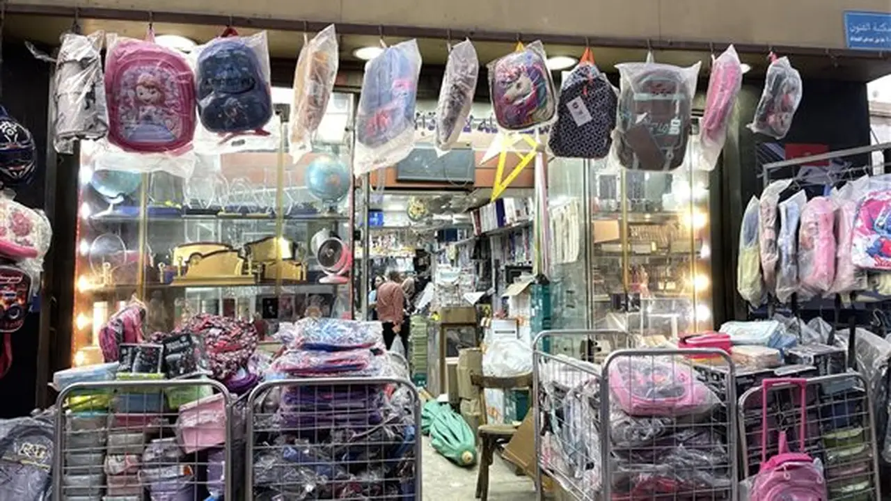 أسعار الأدوات المدرسية في الفجالة: الشنط تبدأ من 200 إلى 3000 جنيه والمقالم من 20 جنيها (فيديو وصور)