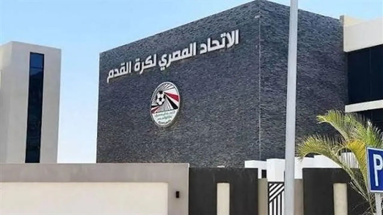 اتحاد الكرة المصري يواصل العمل لإنهاء إجراءات القيد رغم الإجازة