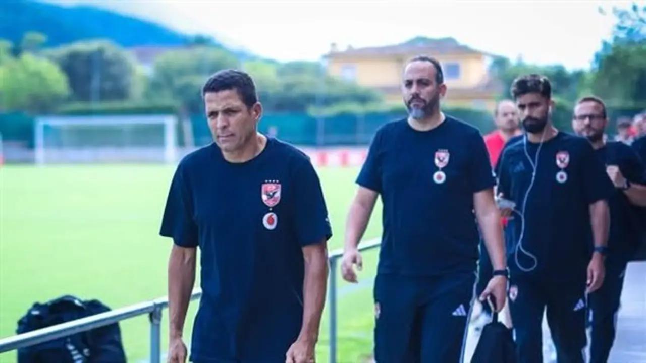 بعثة الأهلي تصل ملعب CEF Bosc de Tosca استعدادًا لمواجهة يوروبا الإسباني وديا