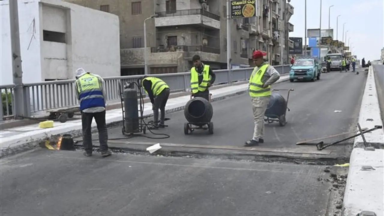استكمال الأعمال النهائية للفواصل المعدنية بكوبري دمنهور العلوي لافتتاحه مساء اليوم