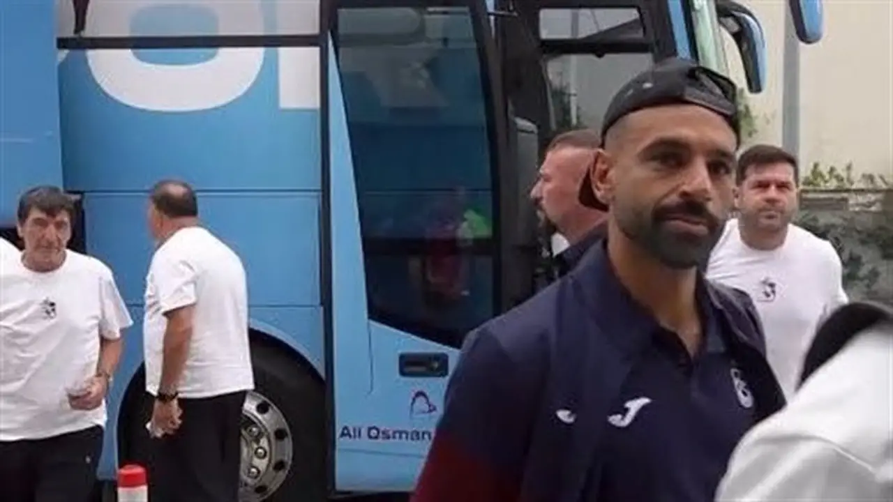 لحظة وصول محمد صلاح مع طرابزون سبور إلى إسطنبول لمواجهة قاسم باشا (فيديو)