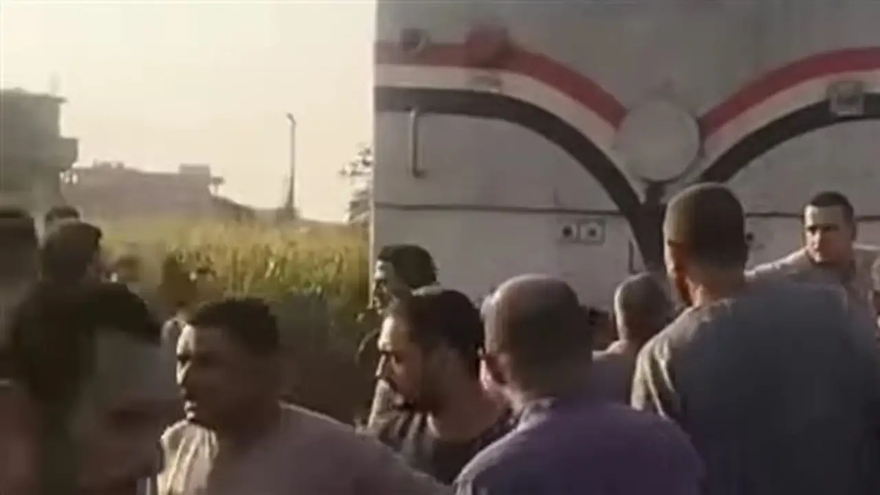 حادث مروع: قطار يصطدم بسيارة زفة والعروس بالفستان الأبيض على السكة والعريس مغمى عليه (صور)