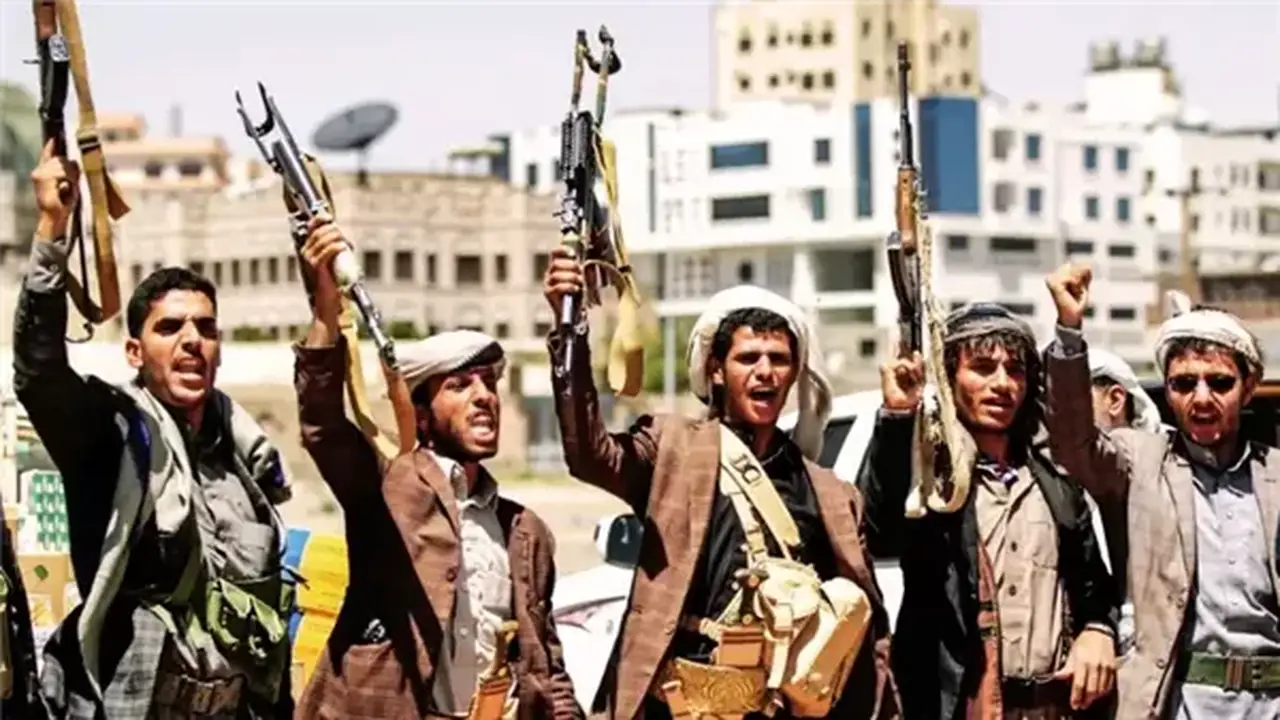 مقتل شخص وإصابة 3 في قصف صاروخي للحوثيين على ميناء المخا