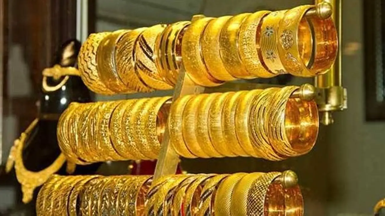 أخبار الاقتصاد اليوم: انخفاض أسعار الذهب والفضة وتراجع الدولار مع ارتفاع النفط في الأسواق العالمية