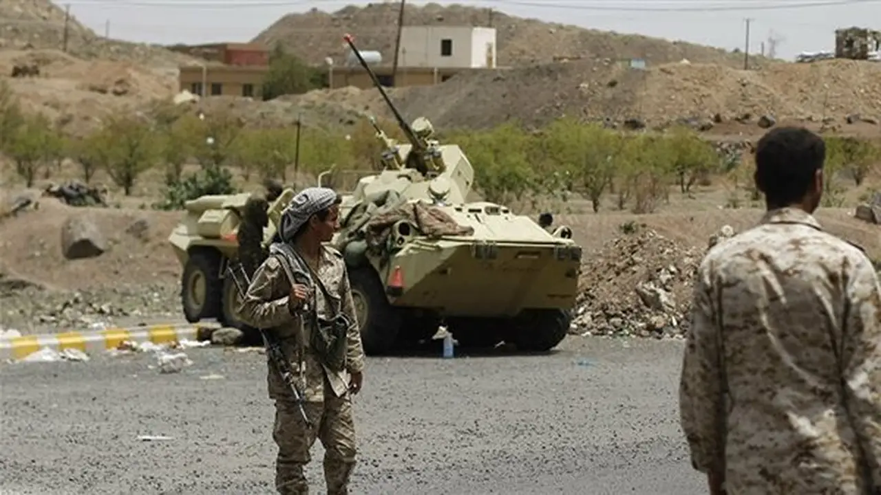 الجيش اليمني: الحوثيون يهاجمون ميناء المخا بستة صواريخ باليستية