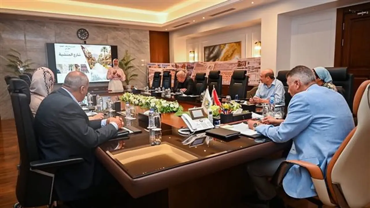 محافظ جنوب سيناء يناقش تطوير شارع المنشية في الطور كمحور تجاري رئيسي