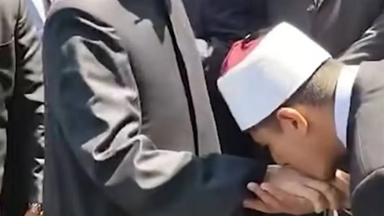 حكم الشرع في تقبيل يد العلماء والمشايخ بعد واقعة وزير الأوقاف