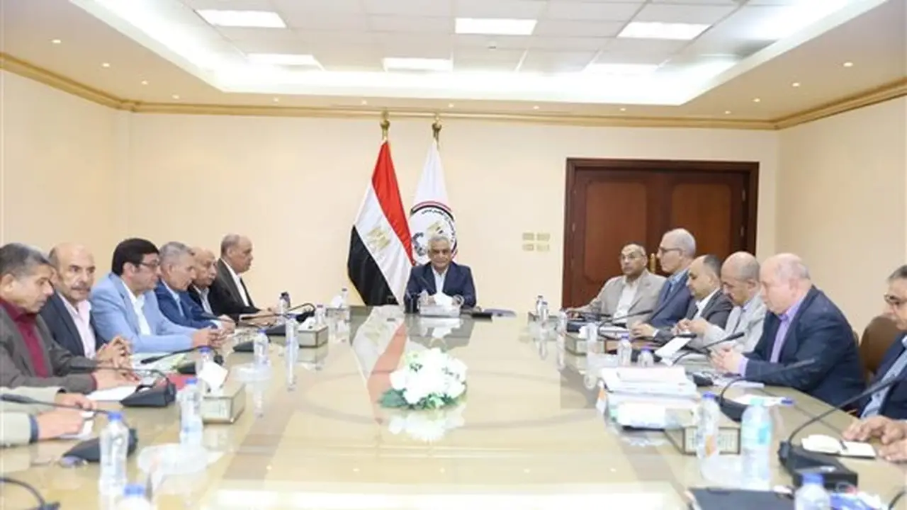 اجتماع وزير الإنتاج الحربي لمتابعة مستجدات الإنتاج وخطط تطوير الشركات التابعة
