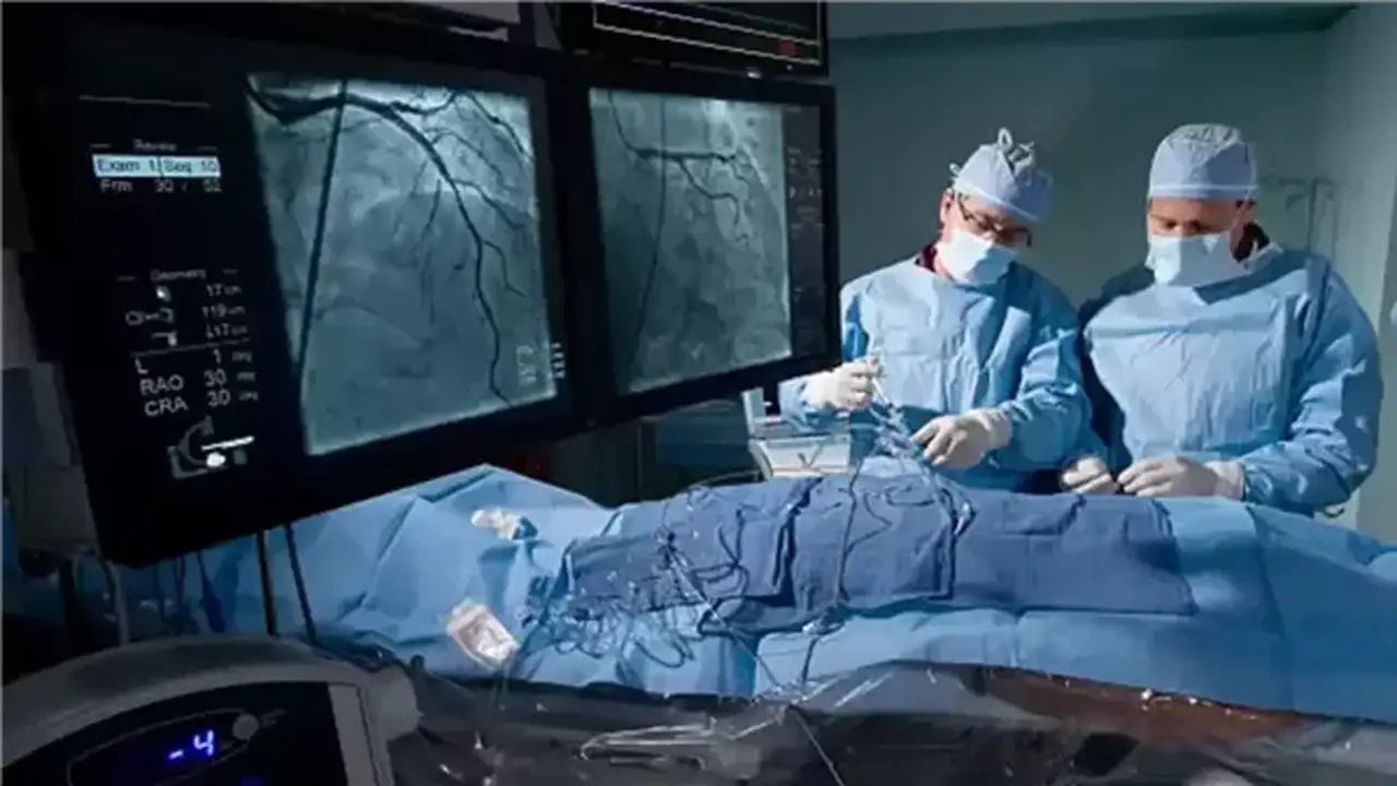 شاب يتهم مستشفى شهير بالتجمع بالتسبب في مضاعفات صحية بعد جراحة الغضروف