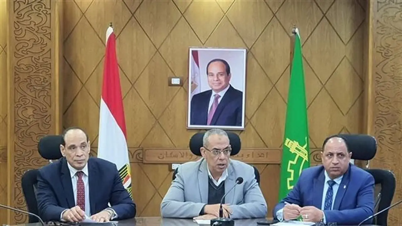 تكريم الطالبة سارة عادل بعد تجاوزها 100% في الثانوية العامة