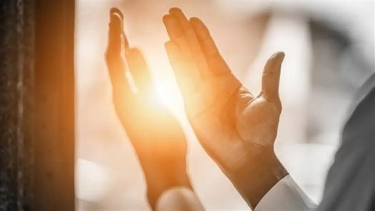 أدعية زوال الهم والحزن وفك الدين في الصباح: “اللهم إليك أشكو ضعف قوتي”