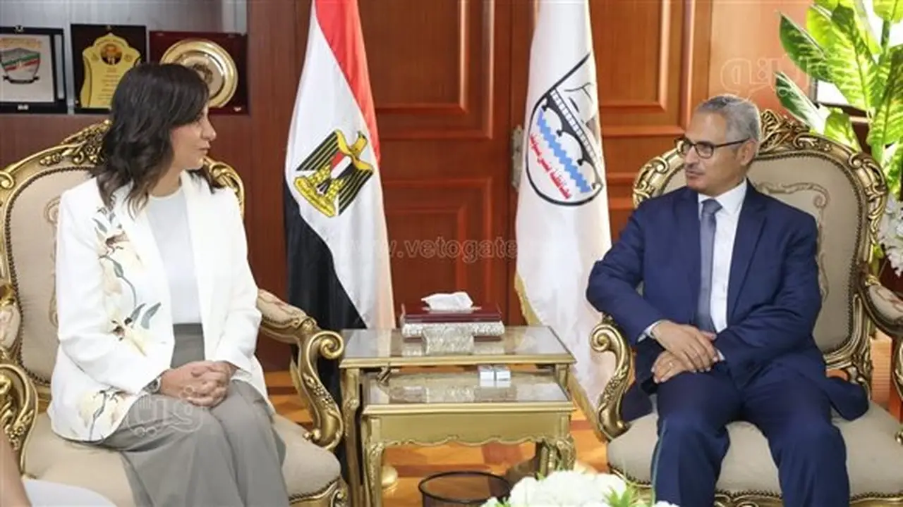 محافظ بني سويف يستقبل السفيرة نبيلة مكرم للمشاركة في قافلة “إيد واحدة” بقرية باروط