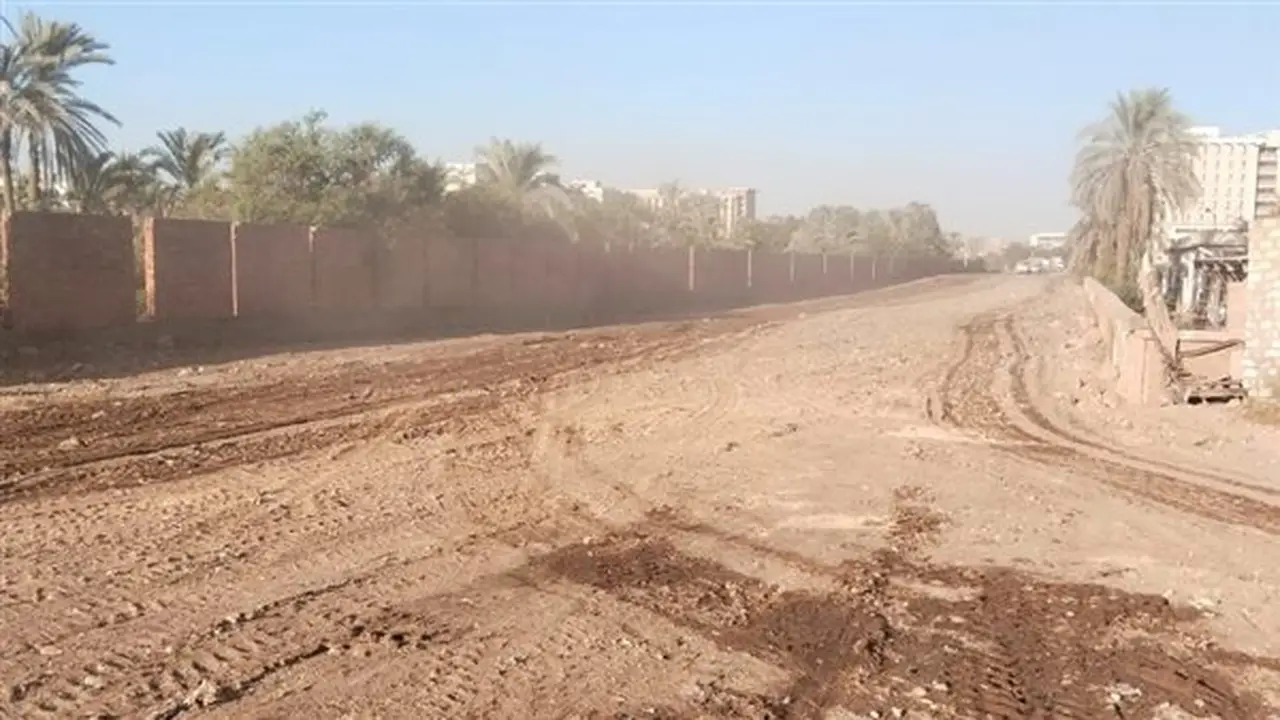 رفع المخلفات وتسوية طريق السفير بدر عبد العاطي ورصف شارع الجامعة في أسيوط