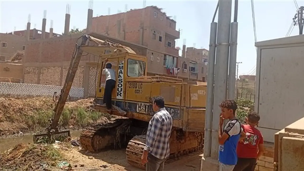 رفع 60 طنًا من نواتج التطهير بمصرف الساحل في قرية العونة بأسيوط