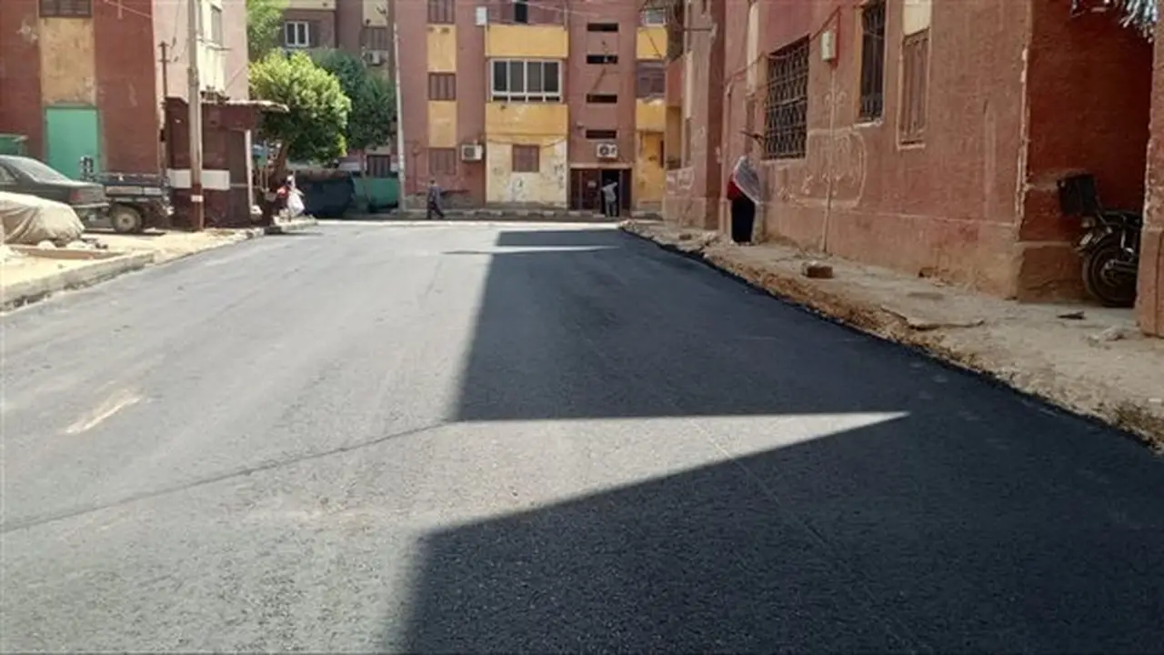 استكمال رصف ورفع كفاءة الطرق في عزبة السجن وتقسيم الحقوقيين بأسيوط
