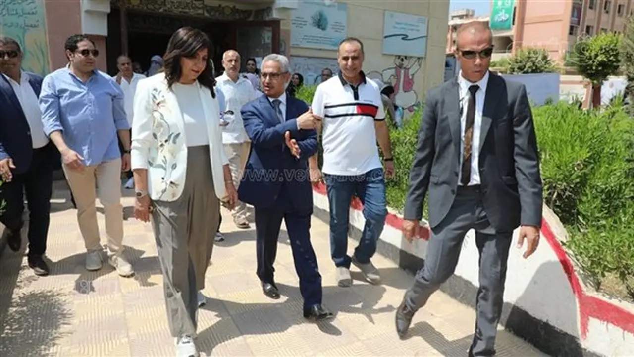 محافظ بني سويف والسفيرة نبيلة مكرم يتفقدان قافلة التحالف الوطني في باروط