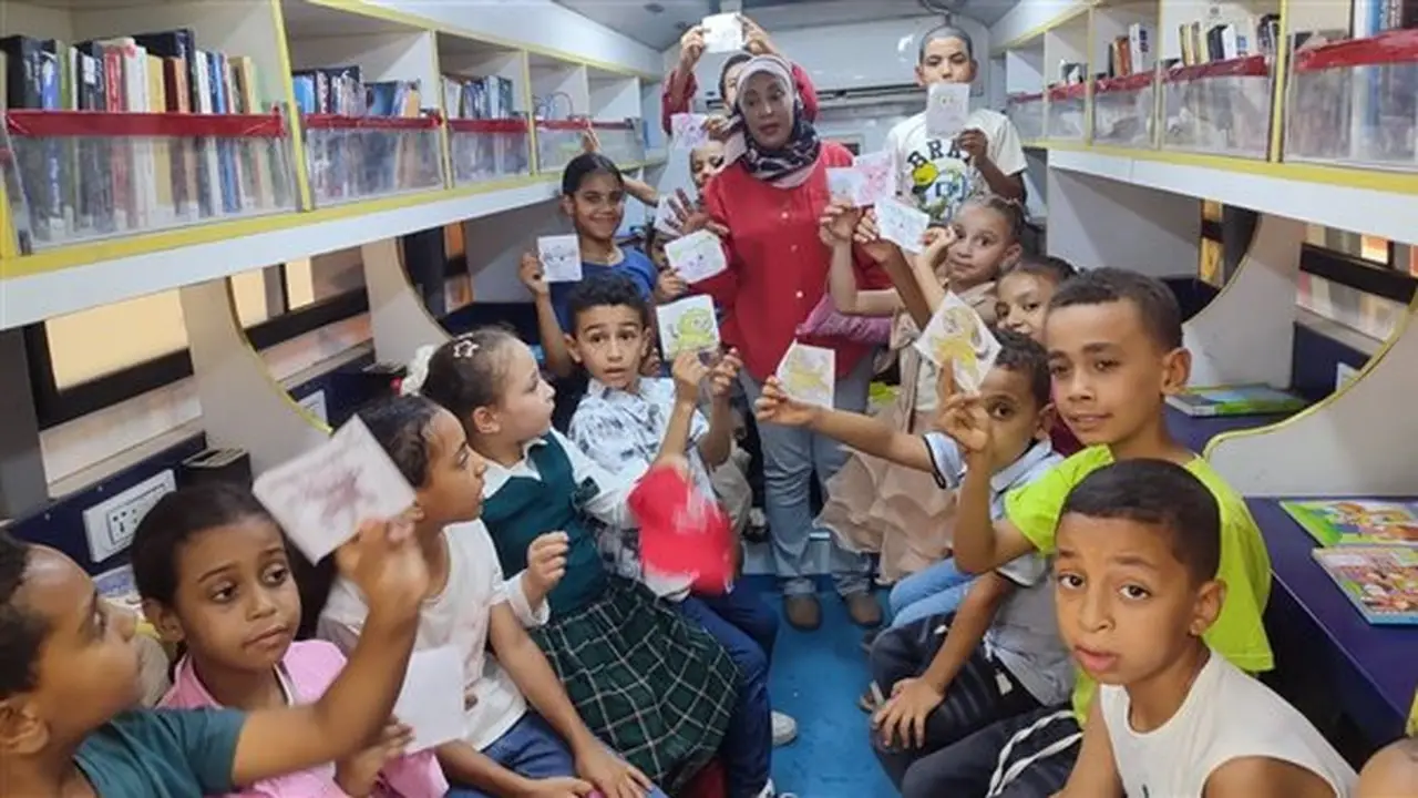 المكتبة المتنقلة تجلب الكتب والأنشطة التفاعلية لأطفال المناطق النائية في فرشوط