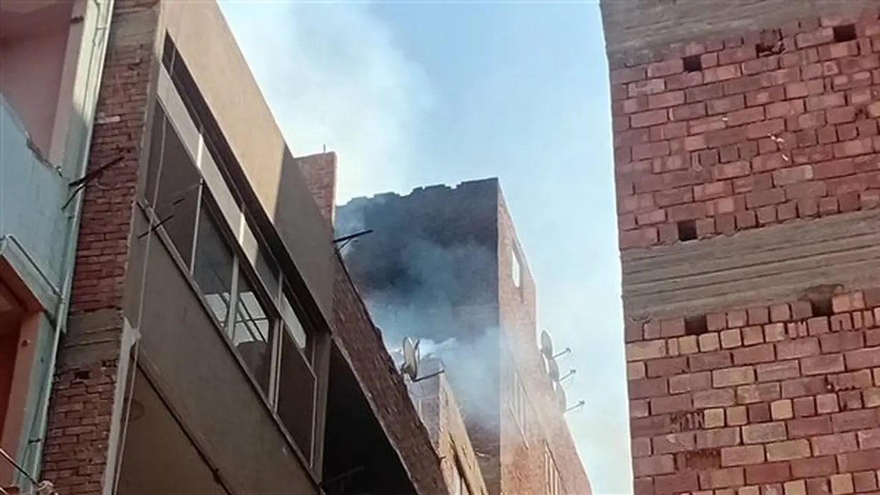 اندلاع حريق فوق منزل في عزبة شاهين بالمنيا وفرق الحماية المدنية تتدخل