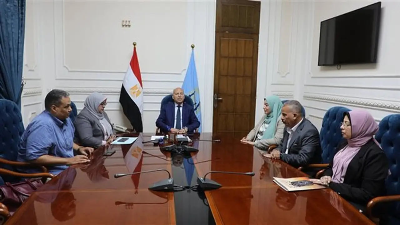 اجتماع محافظ القاهرة مع رؤساء الأحياء الجدد لتعزيز الخدمات