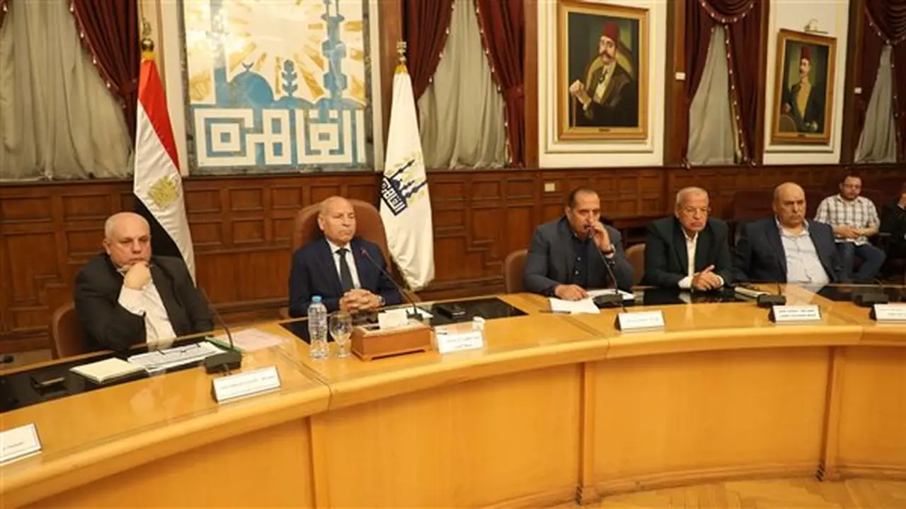محافظ القاهرة يؤكد على ضرورة التعامل السريع مع المتغيرات المكانية