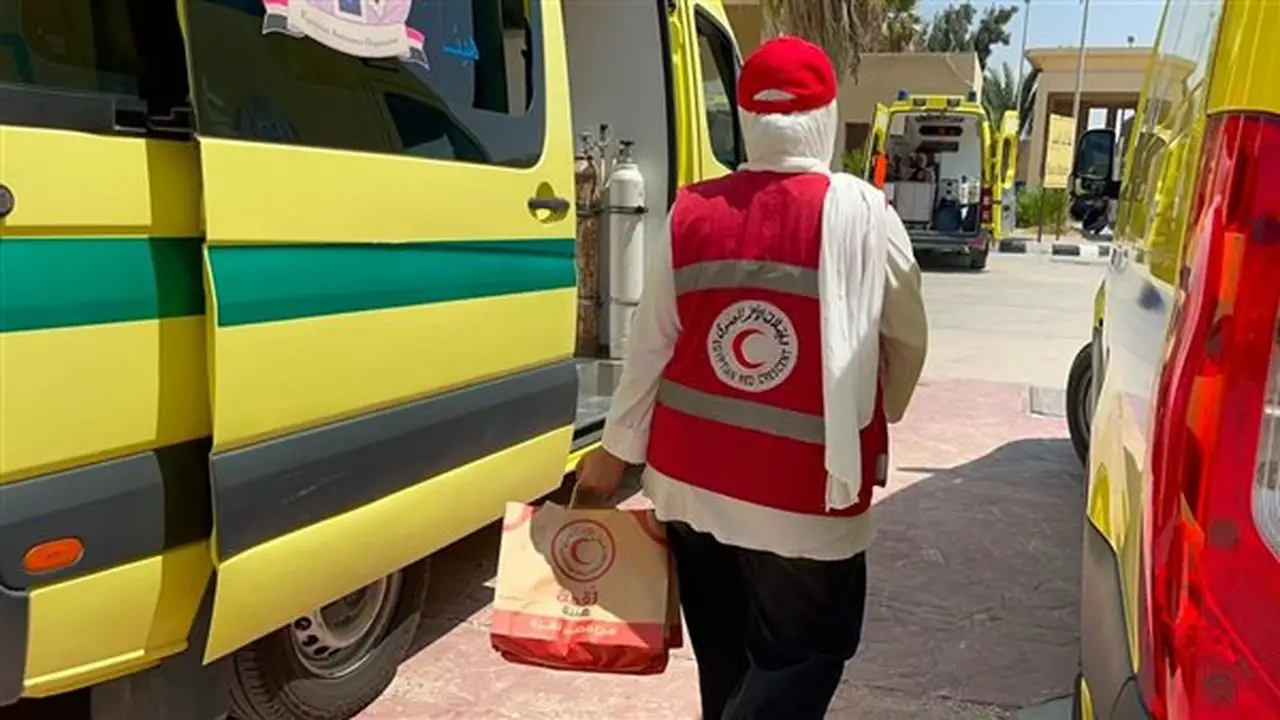 الهلال الأحمر المصري يستقبل الدفعة الـ75 من مرضى غزة عبر معبر رفح