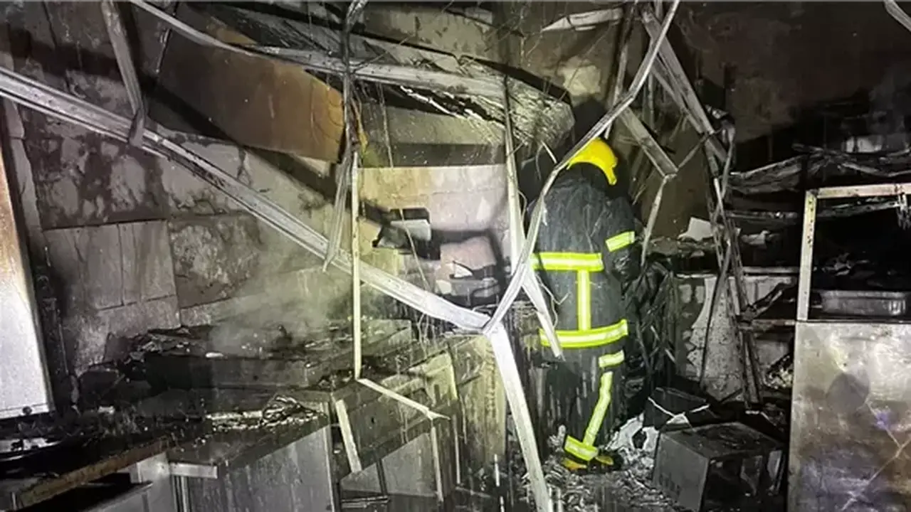 إخماد حريق داخل مطعم شهير في مصر الجديدة