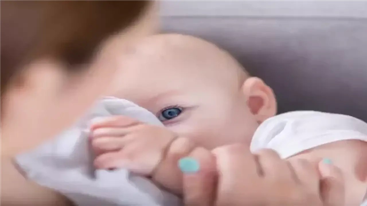 استشاري يحذر من مخاطر إرضاع الطفل أثناء النوم