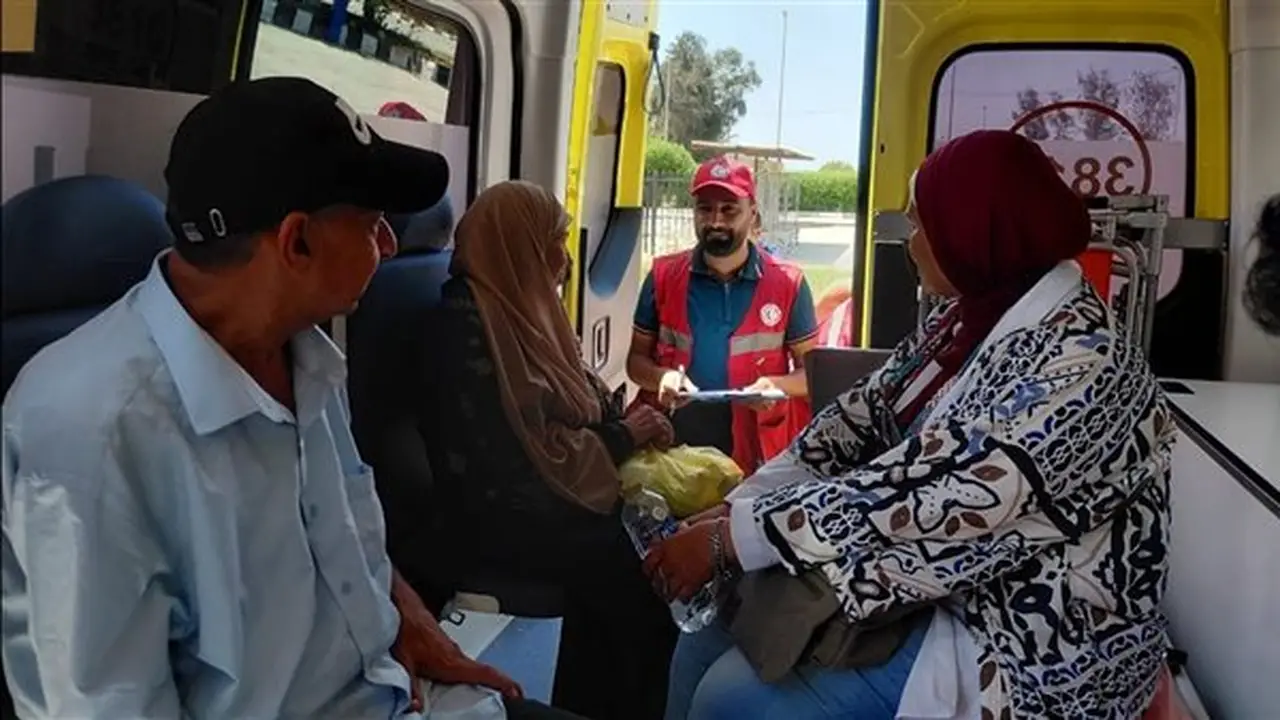 الهلال الأحمر المصري يستقبل الدفعة 75 من الجرحى والمرضى الفلسطينيين للعلاج