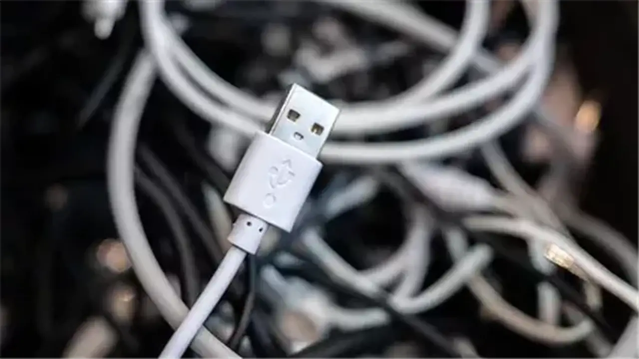 كيفية التعرف على إمكانيات منفذ USB من خلال الرموز والألوان