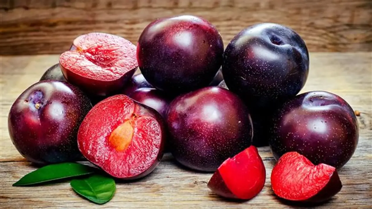 تفسير حلم أكل البرقوق في المنام وعلاقته بالحصول على المكافآت