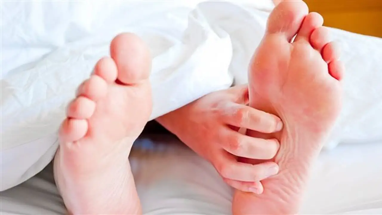10 أسباب تؤدي إلى سخونة القدمين ليلاً