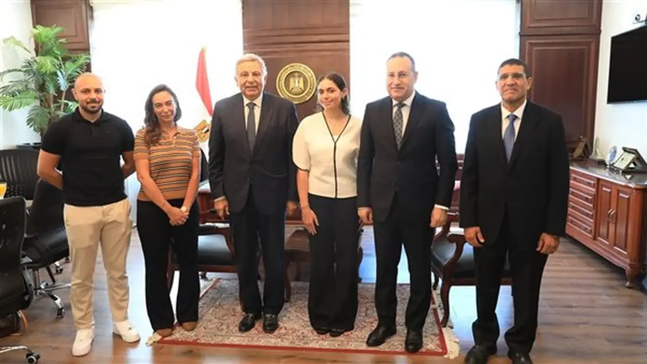 وزير التعليم العالي يكرم الطالبة هيا عمرو تقديرًا لمبادرتها في إسعاف مصابي مول “أرابيلا بلازا”