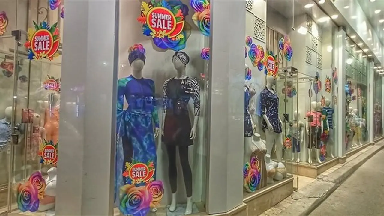 زيادة الإقبال على محال الأوكازيون الصيفي في الإسكندرية مع اقتراب موسم المدارس