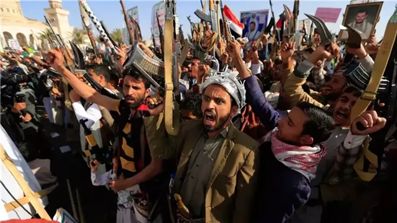 القوات اليمنية تقصف مواقع الحوثيين في الساحل الغربي ردًا على الاعتداءات