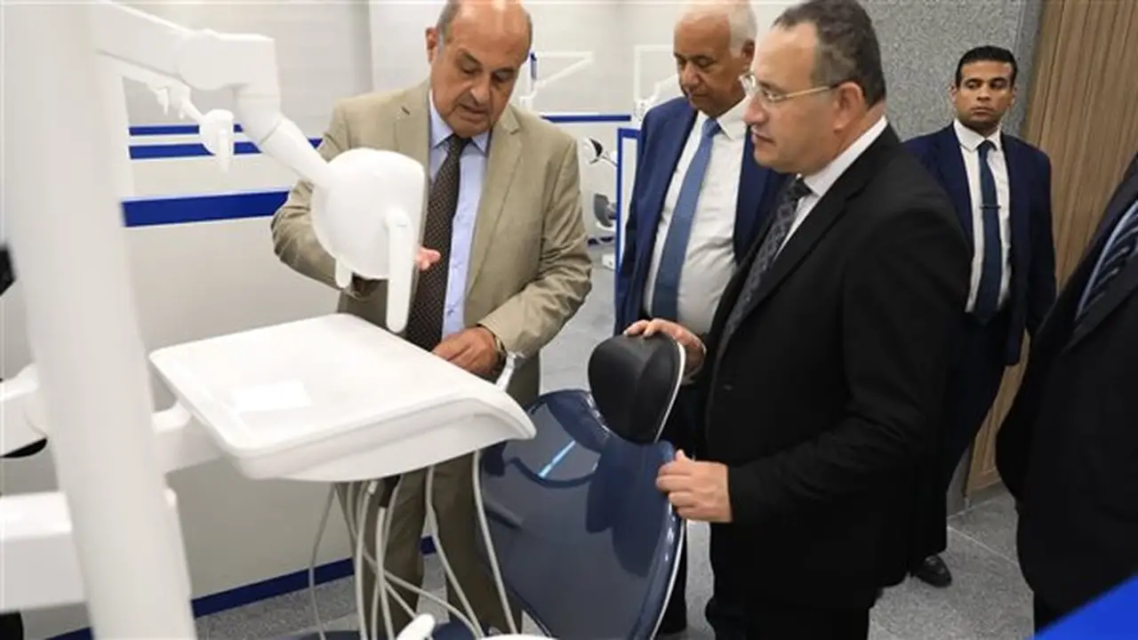 وزير التعليم العالي يزور جامعة العلمين الدولية ويستعرض التجهيزات الحديثة