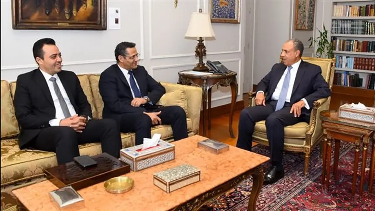 وزير الخارجية يلتقي نقيب الصحفيين ويشيد بدور الصحافة المصرية الوطني