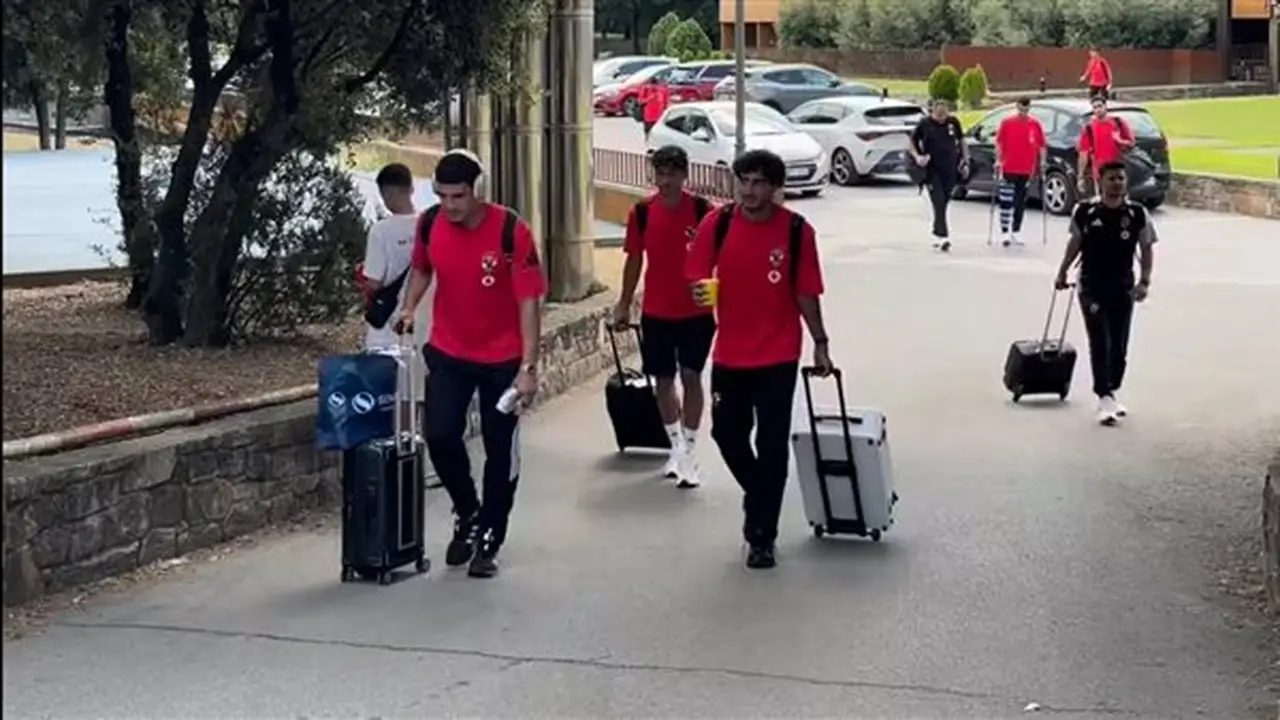 بعثة الأهلي تغادر إلى برشلونة استعدادًا لمباراة كأس خوان جامبر (صور)