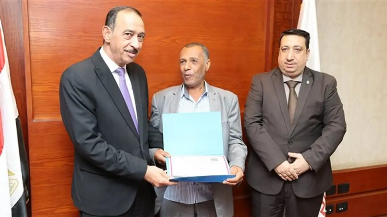 محافظ سوهاج يكرّم مواطنًا لتبرعه بأرضه لخدمة المجتمع