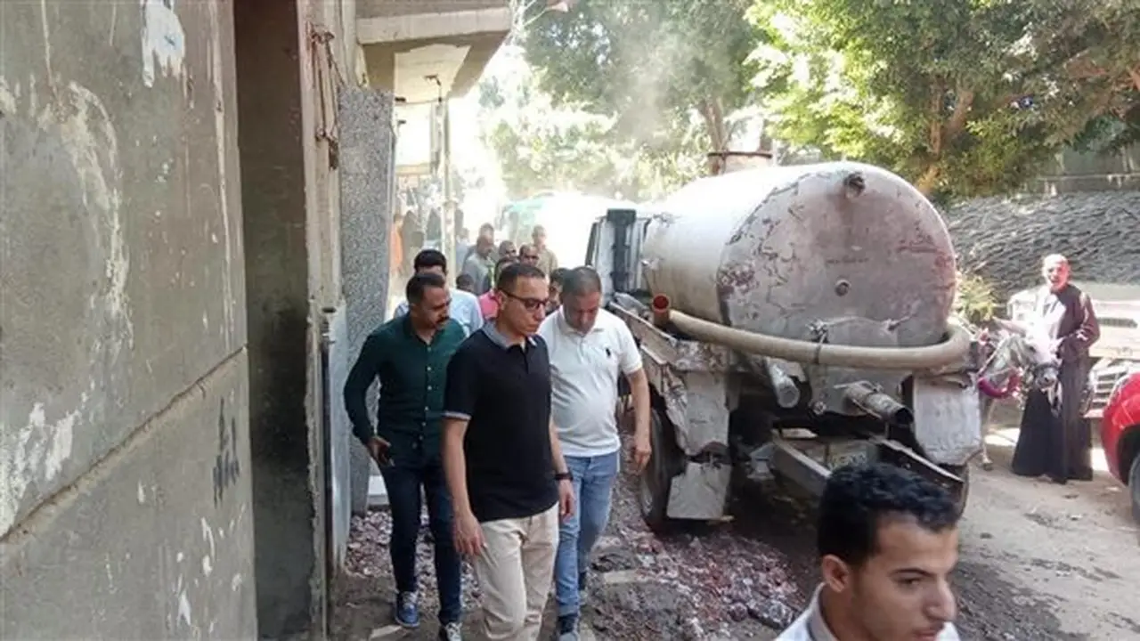 تجمعات المياه الجوفية تغمر شوارع قرية منسافيس بالمنيا و12 سيارة لشفط المياه