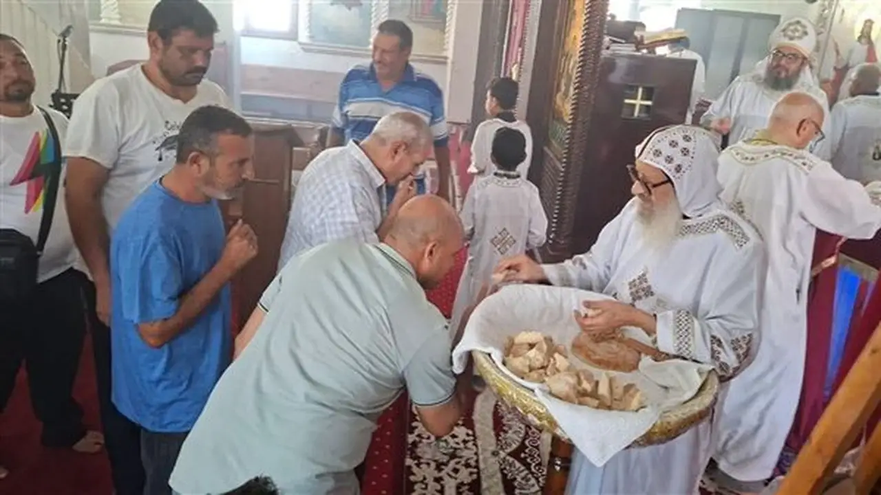 أسقف شمال سيناء يؤدي قداس صوم السيدة العذراء في كنيسة مار مينا