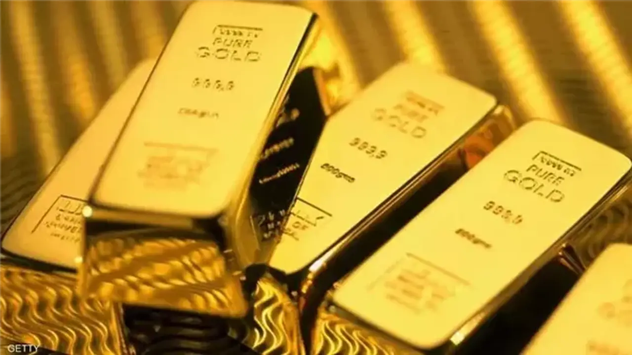 الذهب يقترب من 4400 دولار بدعم من تراجع الدولار وتوقعات الفائدة