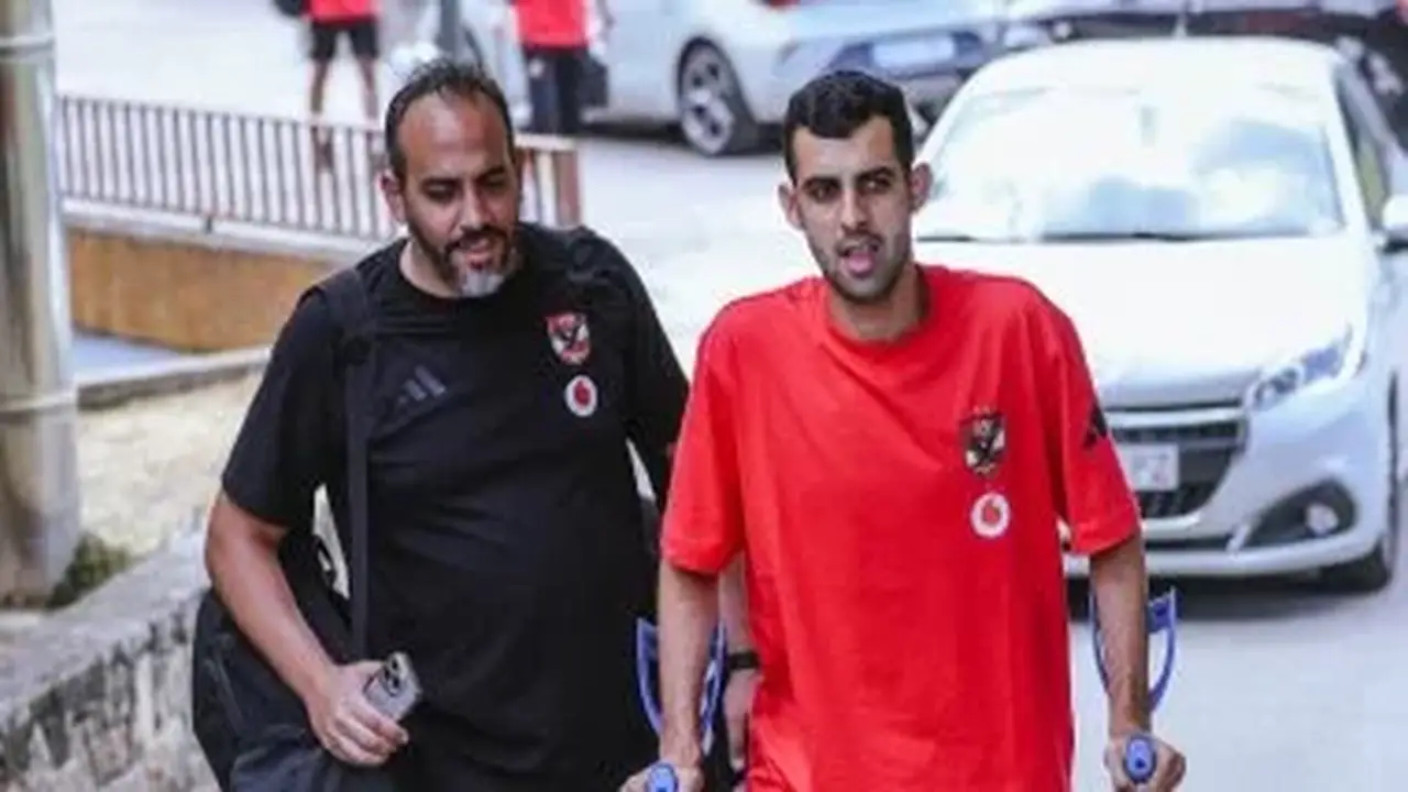 يوسف بلعمري يظهر بعكازين خلال سفر الأهلي إلى برشلونة استعدادًا لمواجهة ودية