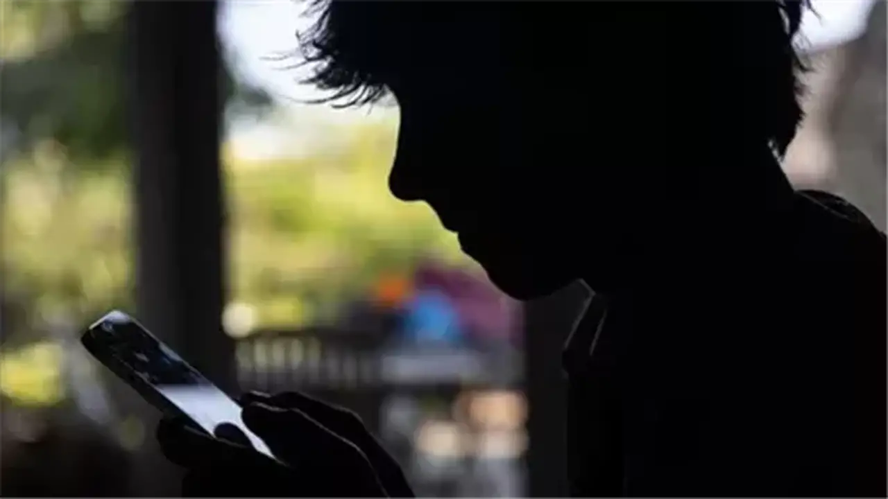 فرنسا تلغي مشروع قانون حظر وسائل التواصل الاجتماعي للأطفال دون 15 عامًا