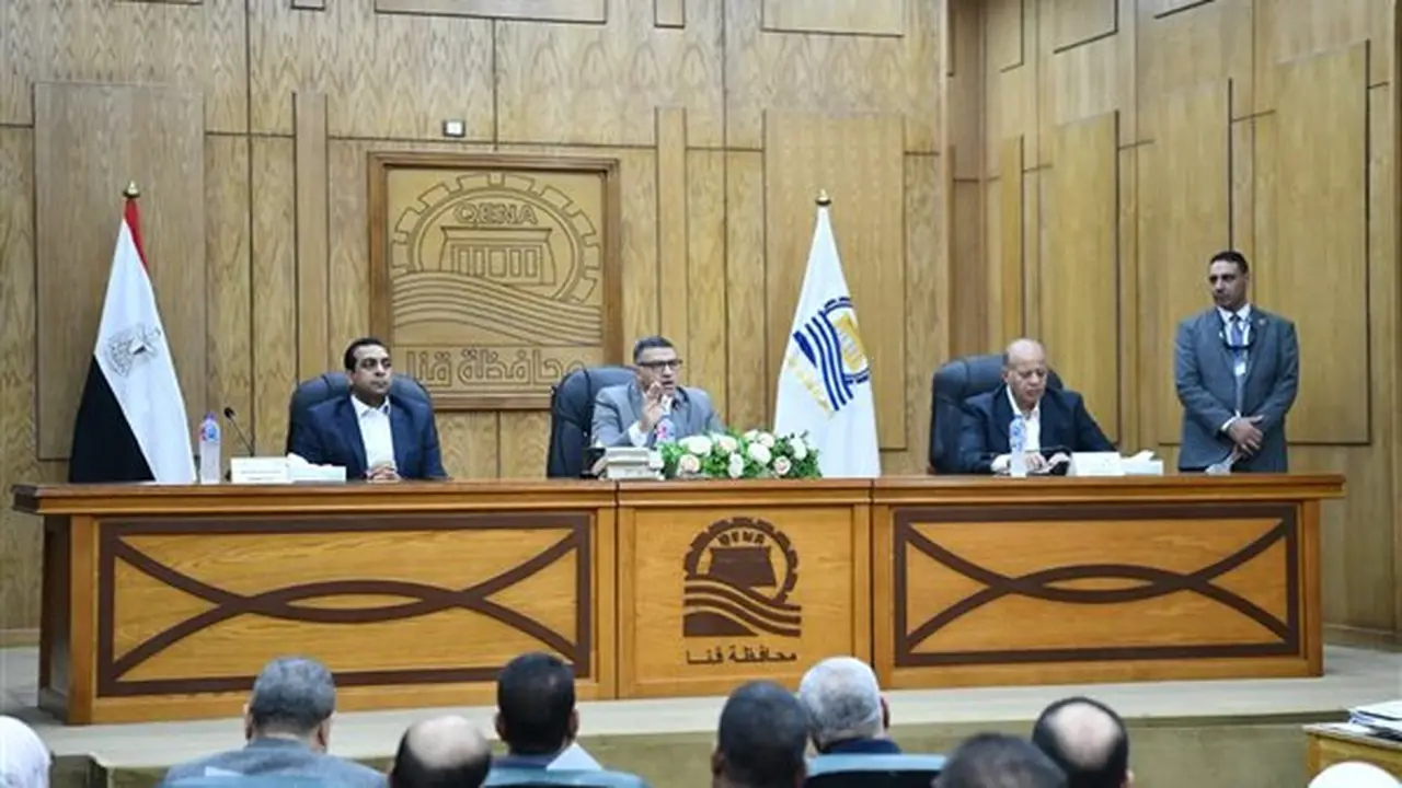 محافظ قنا يستجيب لشكاوى المواطنين خلال اللقاء المفتوح ويعالج 205 طلبات بسرعة